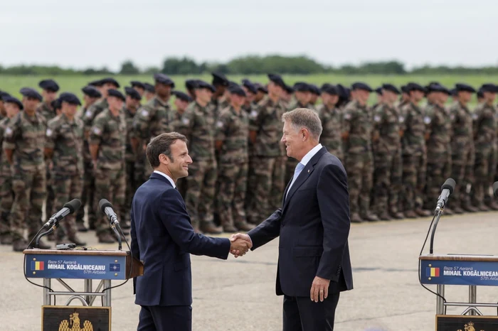 Emmanuel Macron și Klaus Iohannis, doi lideri cu probleme. Inquam Photos / Octav Ganea