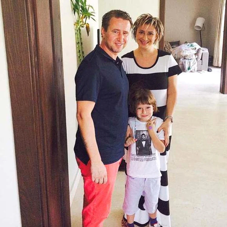 
    Anamaria Prodan, alături de soţul ei, Laurenţiu şi fiul cel mic, BebetoFOTO: Arhiva personală  