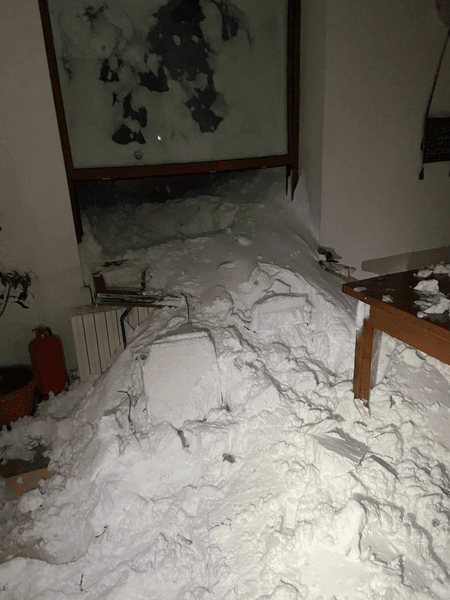 O avalanșă puternică a îngropat cabana Capra din Munții Făgăraș. Nu s-au înregistrat victime FOTO VIDEO