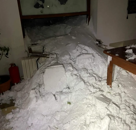 Cabana Capra acoperită de zăpadă FOTO Facebook Radu Hera