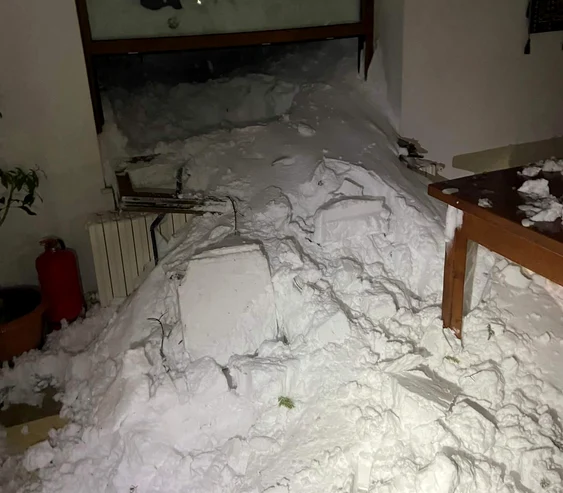 Zăpada a pătruns în cabana Capra FOTO Facebook Radu Hera