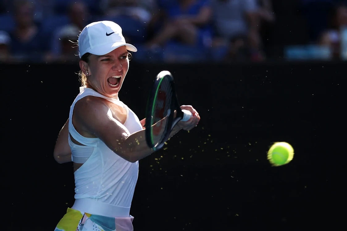 
    Simona Halep s-a enervat după primul set cu MuguruzaFoto: Getty  