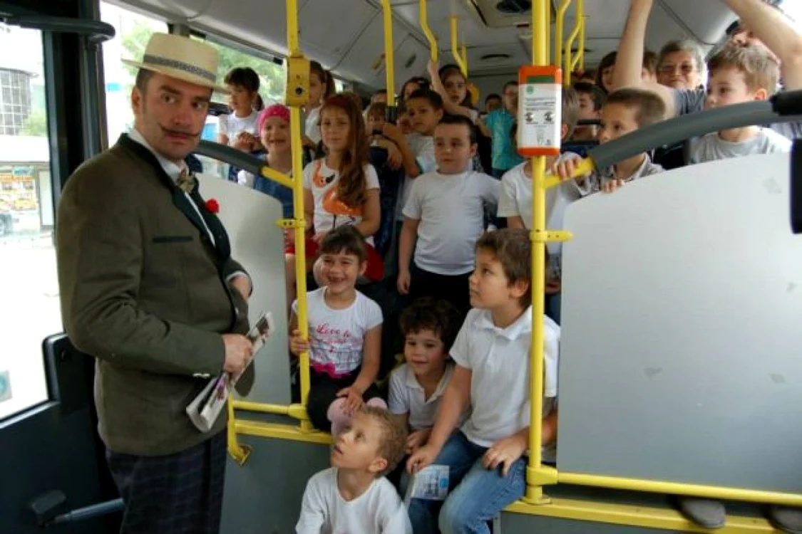 Autobuzul cu păpuşi este din nou pe străile din Craiova
