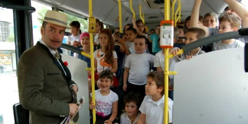 Autobuzul cu păpuşi se plimbă din nou pe străile din Craiova 