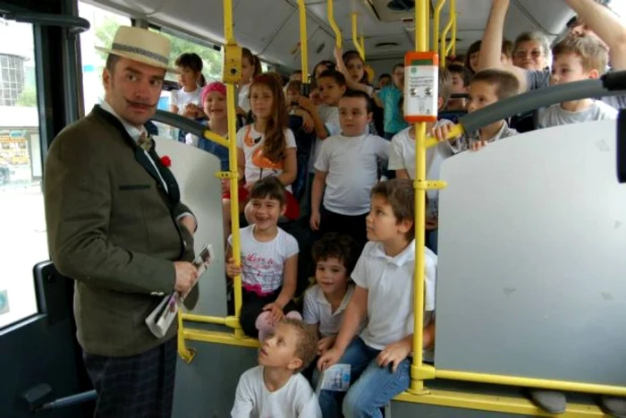 Autobuzul cu păpuşi este din nou pe străile din Craiova