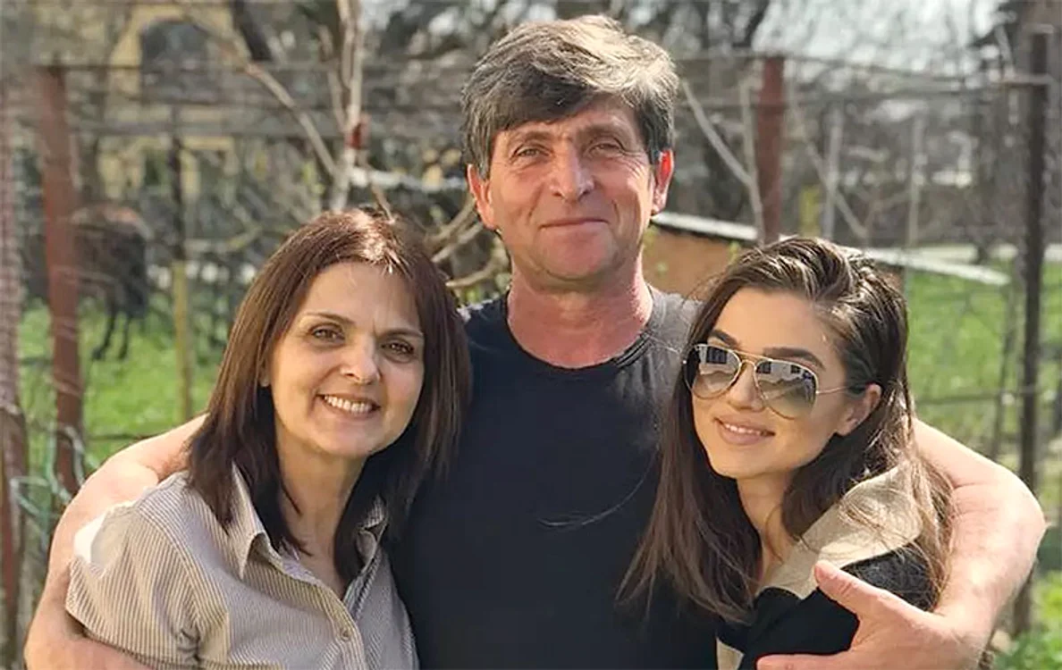 Tatăl este  foarte mândru  de cele două fete