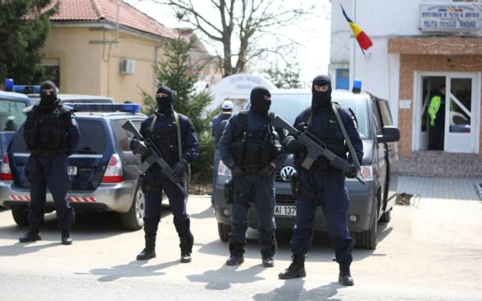 La acţiune participă 90 de poliţişti şi trei procurori din cadrul Parchetului de pe lângă Tribunalul Bucureşti, cu sprijinul SRIFoto Adevărul