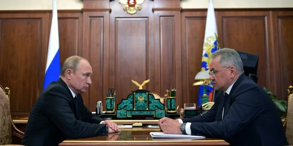 Vladimir Putin si Serghei Soigu discutand despre incendiul din Marea Barents FOTO EPA-EFE