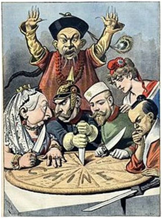 Fig. 3: Caricatură politică franceză a vremii care ilustrează China ca pe o plăcintă ce este împărțită între Regina Victoria a Angliei, Kaiserul Wilhelm al II-lea, Țarul Nicolae al II-lea al Rusiei, Marianne, simbolul libertății franceze și un samurai japonez, în timp ce în spatele acestora, un mandarin chinez privește neputincios.