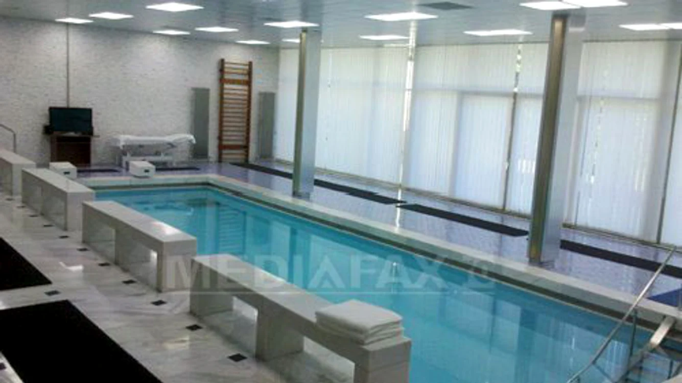 În interiorul vilei există  o piscină şi o baie cu jacuzzi