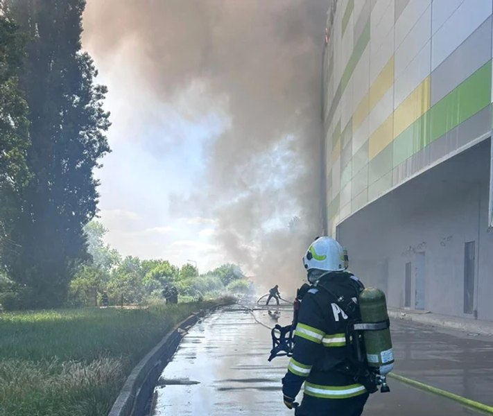 Incendiu violent la un mall din Arad. Mesaj RO-Alert: „Lăsați libere căile de acces pentru forțele de intervenție!”
