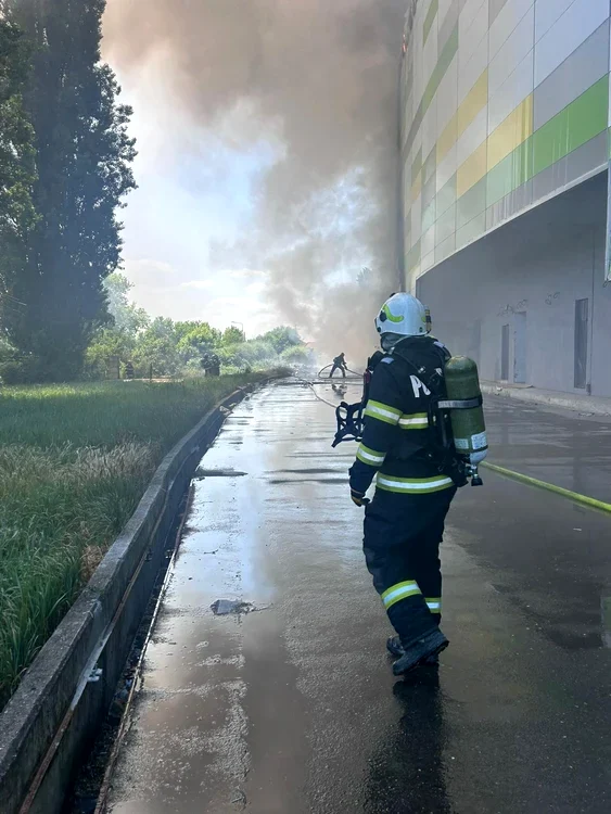 Incendiul se manifestă pe sute de metri pătrați. FOTO ISU Arad