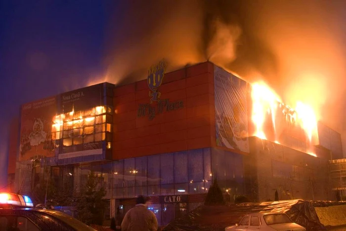 Complexul comercial My Place din Braşov, distrus de incendiu FOTO Matei Stanciu/Facebook