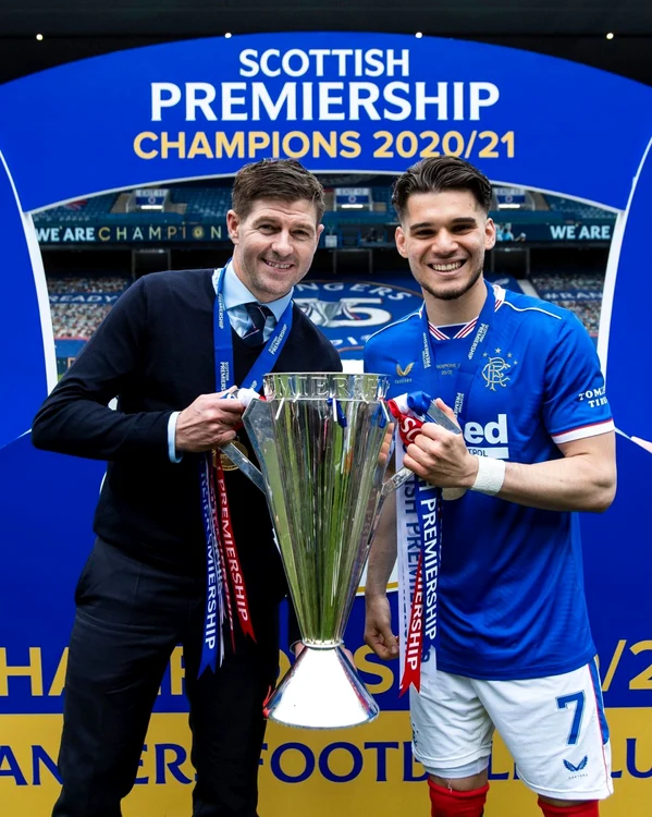 Ianis, alături de Gerrard, cu trofeul de campion cucerit în 2021 (FOTO: Profimedia)