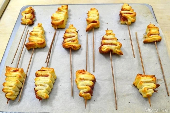 După 15 minute de copt, brăduții trebuie să fie ușor rumeniți