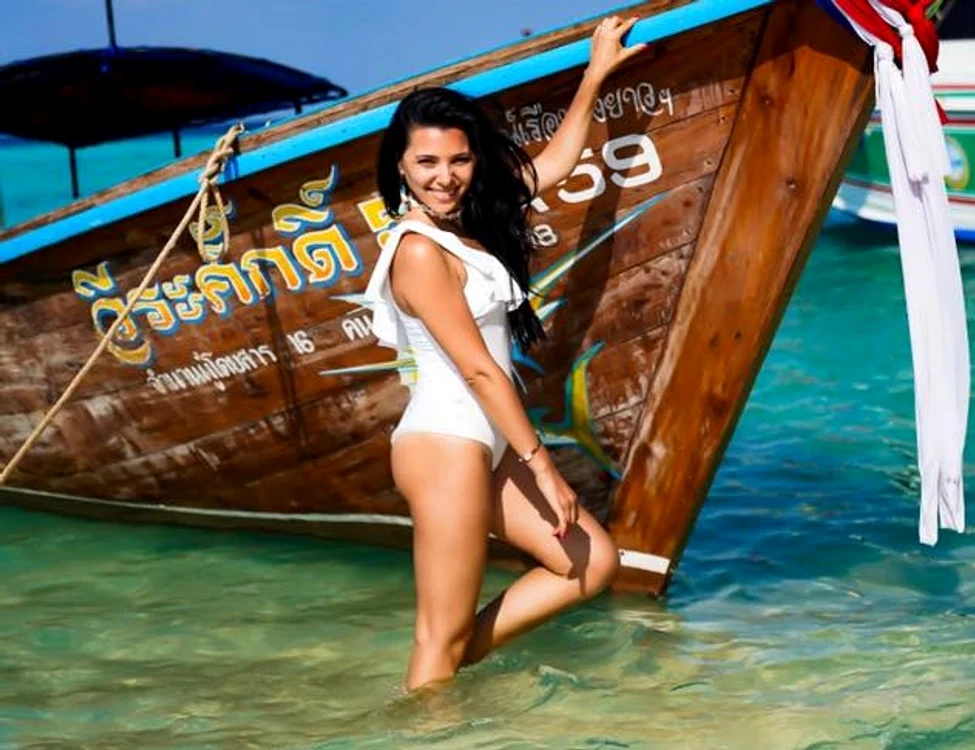 
    Corina Caragea, așa cum nu o vezi la știri: în costum de baiefoto: Facebook  
