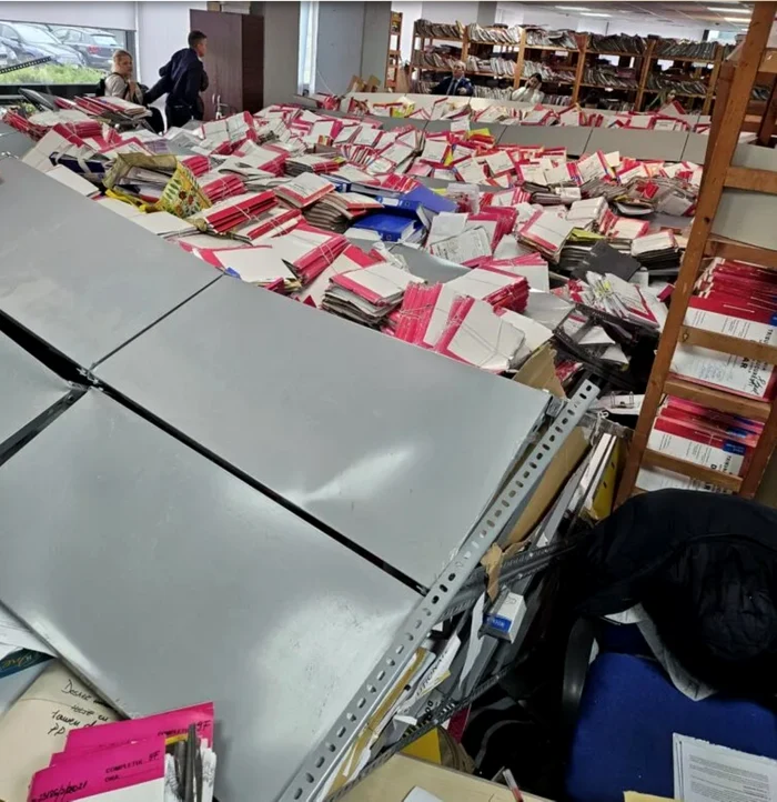 Grefiera a fost prinsă sum mormanele de dosare căzute. Foto: sindicatul Dicasterial