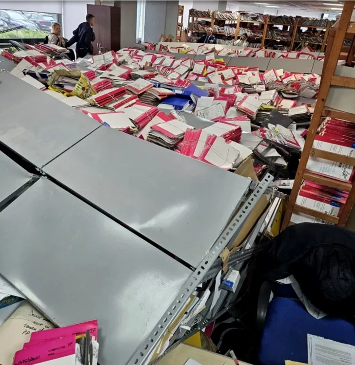Grefiera a fost prinsă sum mormanele de dosare căzute. Foto: sindicatul Dicasterial
