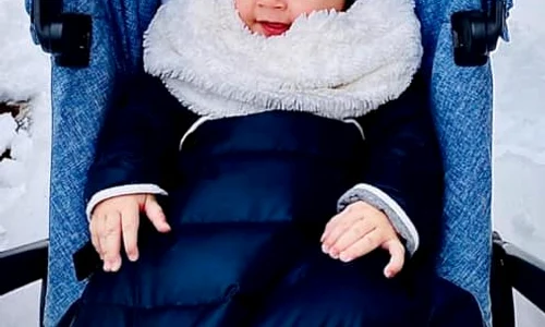 Băiețelul Monicăi  Iagăr se bucură de  prima lui iarnă jpeg