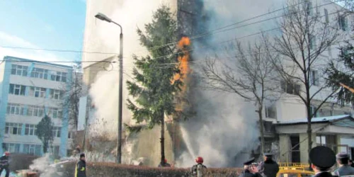 Pompierii s-au luptat ore în şir cu flăcările izbucnite în urma exploziei