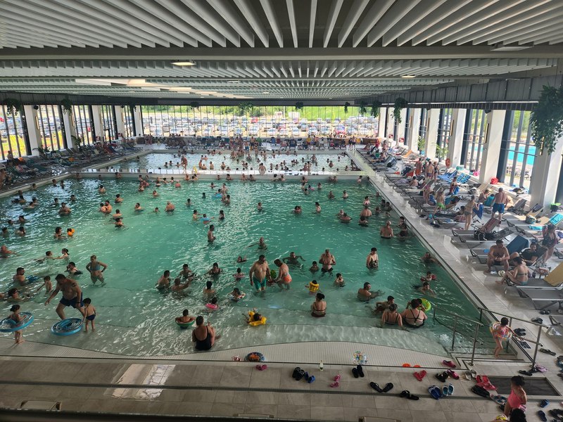 Critici după afluxul uriaș de turiști la cel mai nou complex balnear din România: „Se dau două brățări la patru persoane”