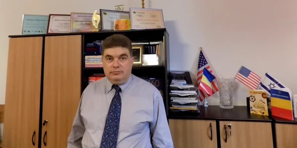 Profesorul de istorie Gabriel Stan a primit recunoaşterea pentru dezvoltarea unor proiecte împotriva extremismului