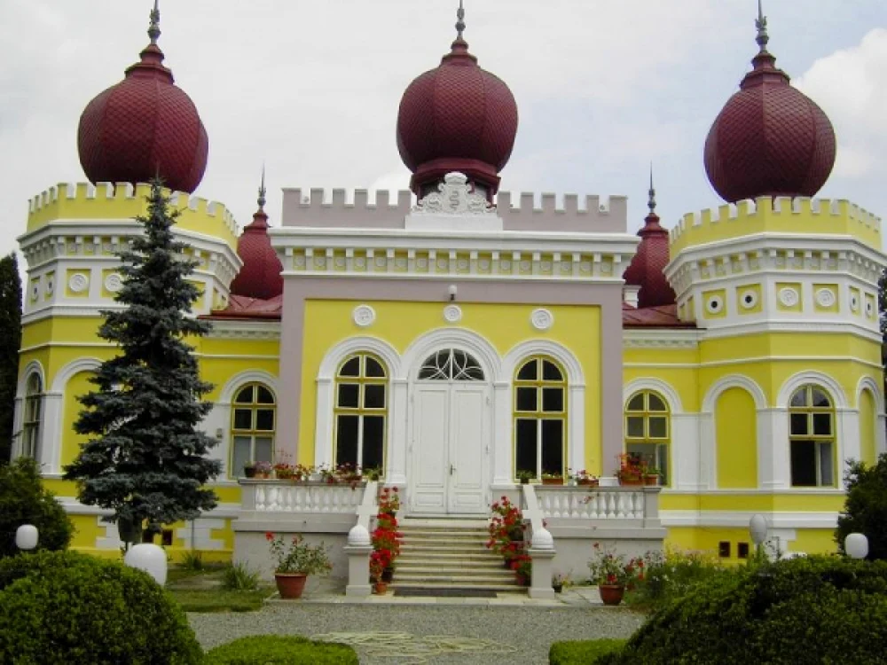 Castelul familiei Bethlen din parcul dendrologic de la Arcalia FOTO: locuri-unice.ro