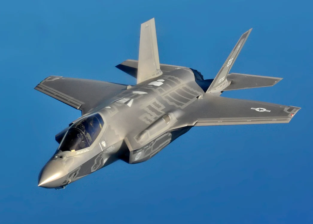 Avion de luptă F-35 în zbor