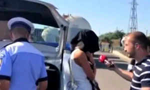 În momentul în care și a dat seama că este filmată, Bianca s a acoperit cu o bluză  jpeg