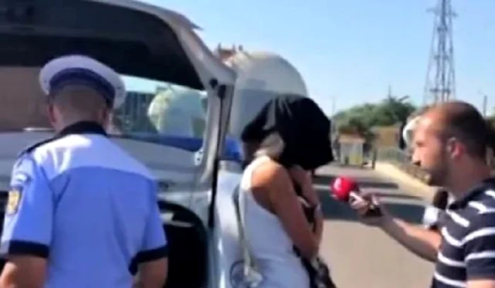 În momentul în care și-a dat seama că este filmată, Bianca s-a acoperit cu o bluză