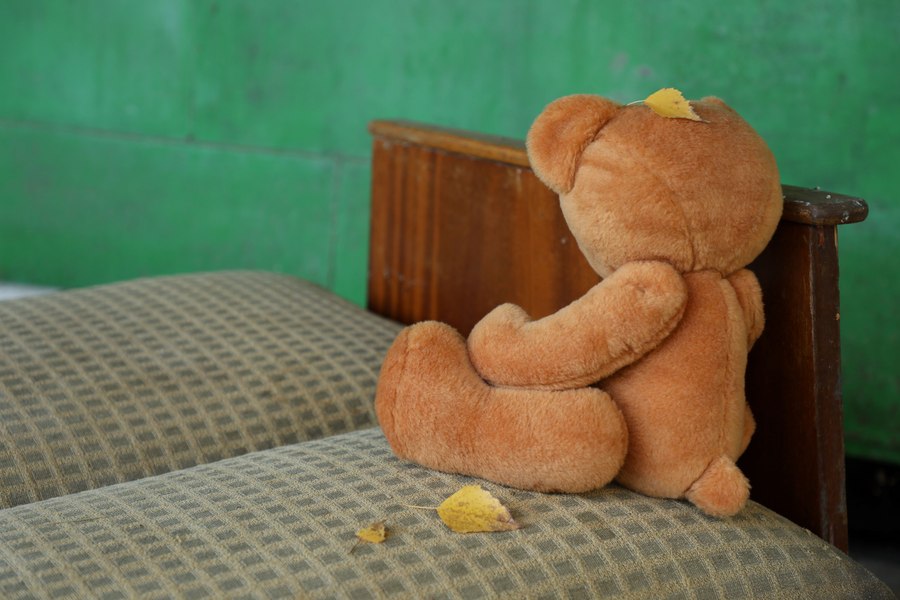 Gemeni de un an și fratele lor de doi ani, abandonați de părinți în Neamț. Nicio rudă nu vrea să-i ia acasă