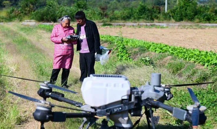 O pensionară de 82 de ani din China a devenit virală după ce a învățat să piloteze drone agricole și să își vândă produsele online