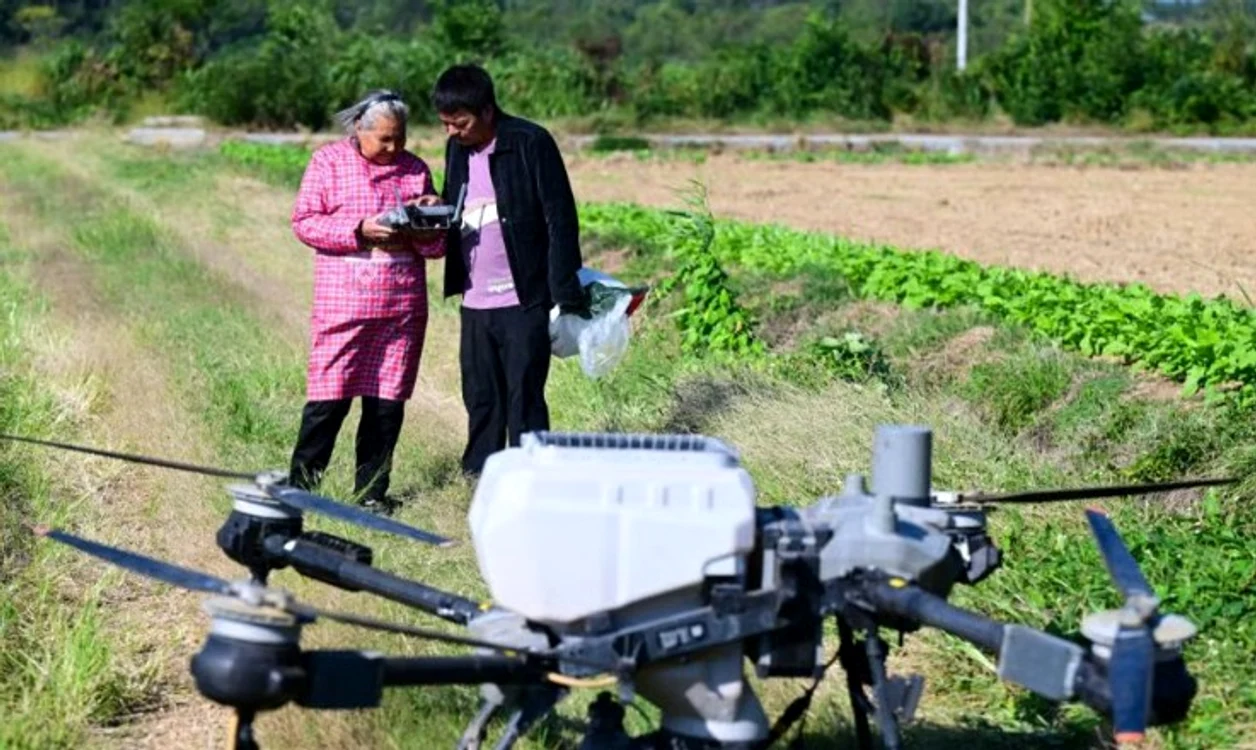 Pensionara a învățat să piloteze drone Photo: Xinhua