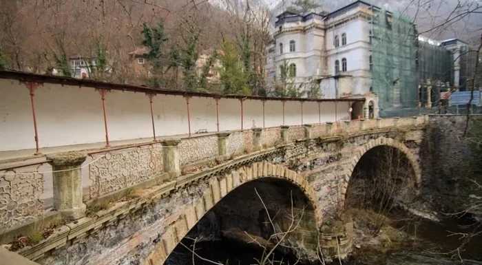 Podul de Piatră din Băile Herculane, primul pod din Europa construit în curbă / foto: arhiva Click!
