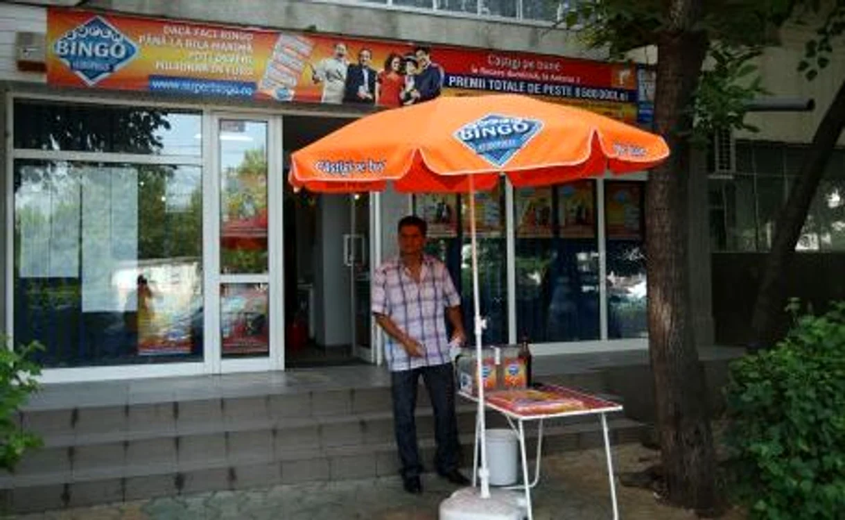
    Câteva sute de astfel de bilete au fost aruncate lângă talcioc în loc să ajungă la Bucureşti. Foto: Corina Tătaru  