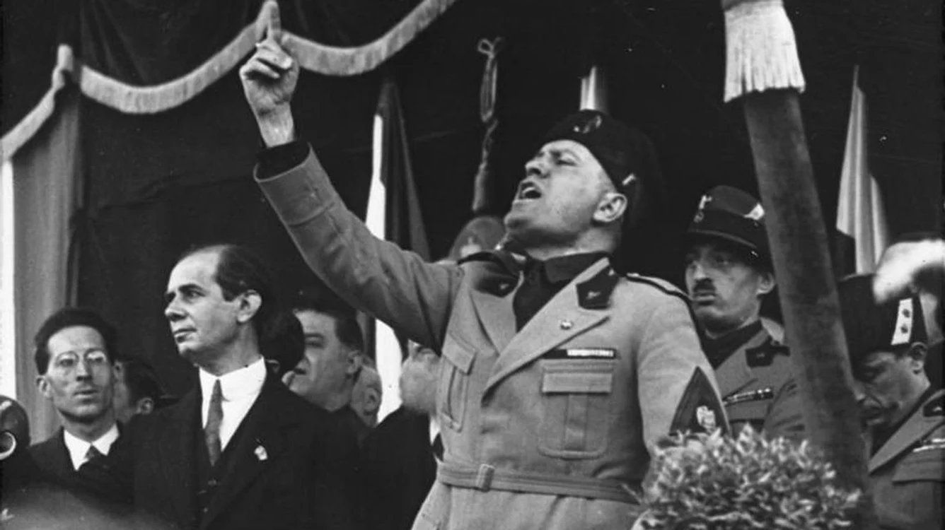 Benito Mussolini, ţinând unul dintre discursurile sale. Foto arhivă