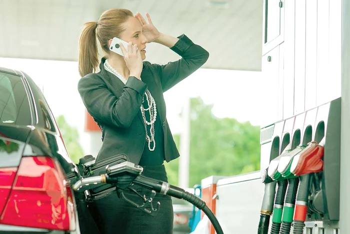 Românii plătesc la pompă de două ori mai mult decât americanii