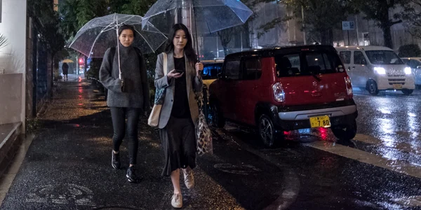 Tinere din Tokyo merg prin ploaie FOTO Shutterstock 
