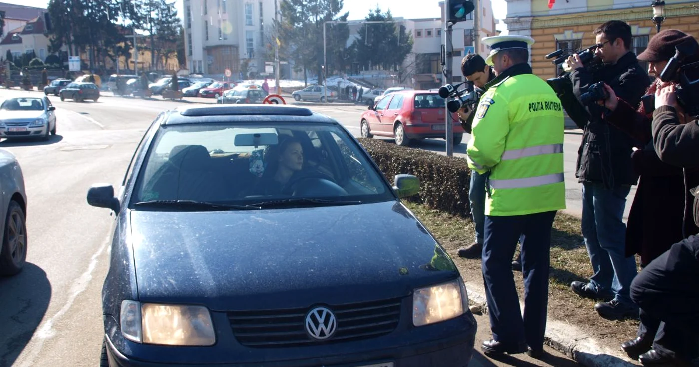 Şoferiţele au primit mărţişoare de la poliţişti