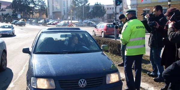 Şoferiţele au primit mărţişoare de la poliţişti