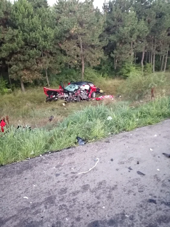 Mașina familiei din Motru, făcută praf
