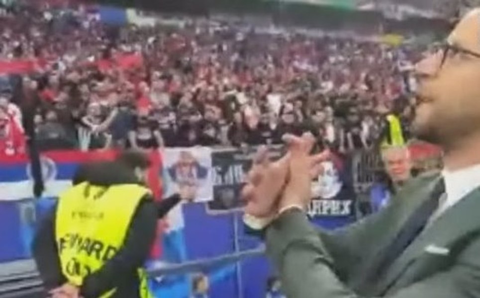 Un jurnalist albanez a rămas fără acreditare după ce i-a provocat pe fanii sârbi. Ce gest a atras atenția UEFA VIDEO