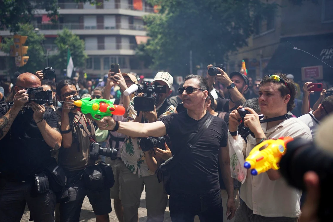 Turiștii stropiți cu pistoale cu apă de localnicii din Barcelona Foto Profimedia
