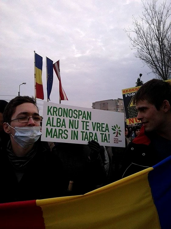 Marşul de protest s-a finaolizat în faţa societăţii Kronospan