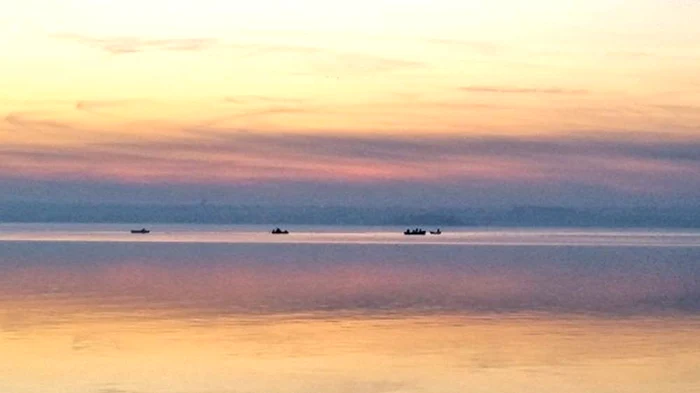 Trei oameni au dispărut, iar un medic a fost recuperat, după ce un elicopter SMURD a căzut în apele Lacului Siutghiol din MamaiaFoto: ziua de constanţa.ro