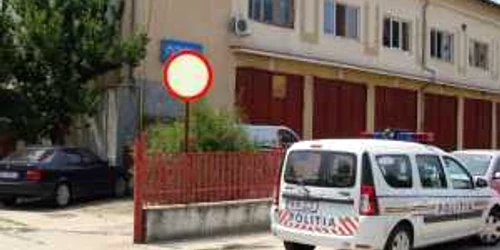 Politistii vor cerceta pe profesorul acuzat ca a batut doua eleve