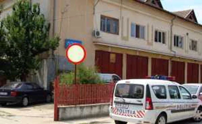 Politistii vor cerceta pe profesorul acuzat ca a batut doua eleve