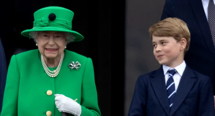 Regina Elisabeta a II-a şi Prinţul George, primul născut al Ducilor de Cambridge. Foto: Profimedia