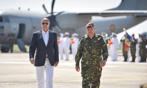 Klaus Iohannis baza Kogalniceanu look de vara JFK (2) jpeg