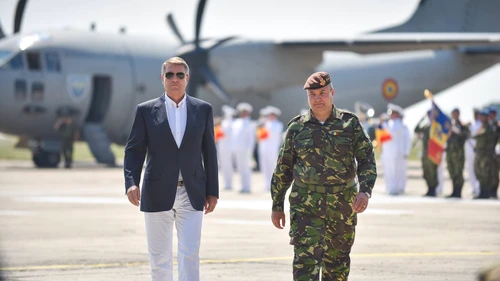 Klaus Iohannis baza Kogalniceanu look de vara JFK (2) jpeg